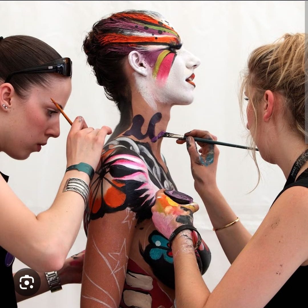 Bodypaint workshop voor vrijgezellenfeesten en groepsuitjes
